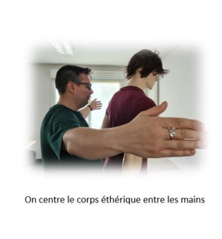 On centre le corps éthérique entre les mains