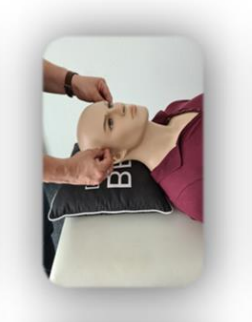 Mains en pointe de chaque côté, 2 à 3 cm derrière les tempes du receveur
