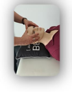Pouces joints au-dessus du visage, mains dirigées vers les joues du receveur