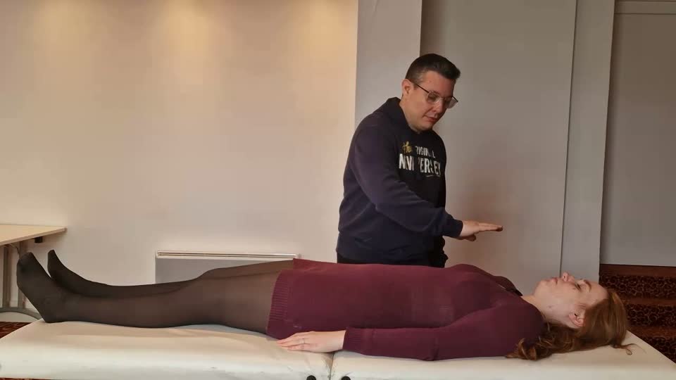 Balayage de la main le long du buste
