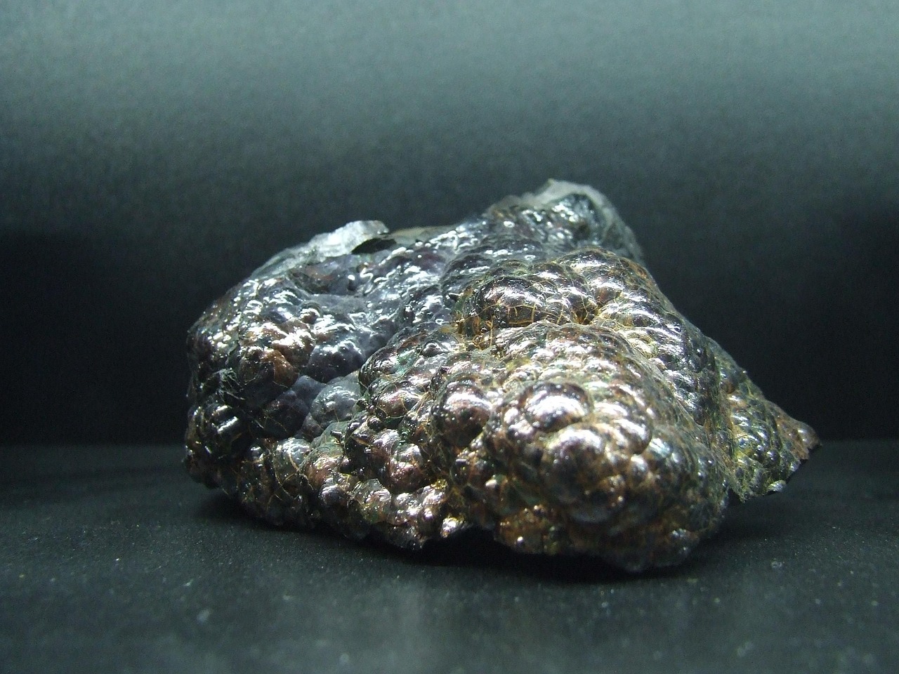 Spécimen brut d'hématite à l'éclat métallique caractéristique