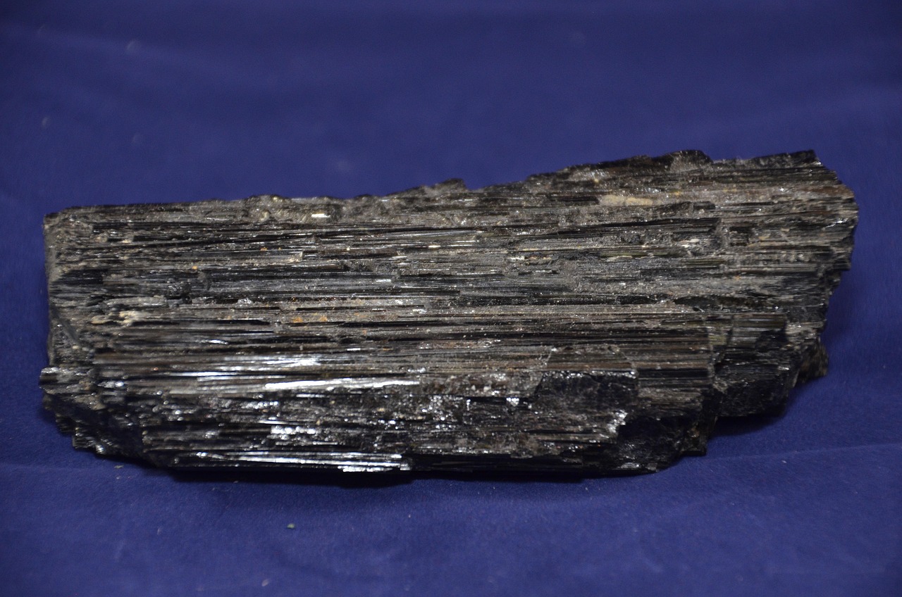 Cristal brut de tourmaline noire aux stries fibreuses