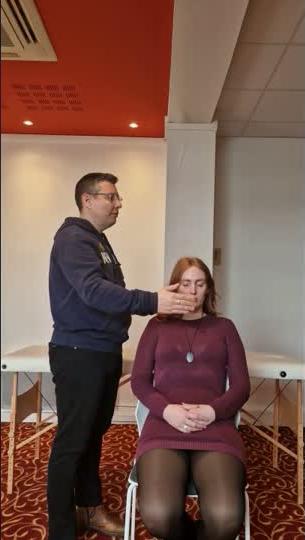 Mains proches de la tête du receveur, phase de scan de l'aura