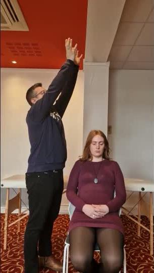 Bras levé haut au-dessus de la tête, geste d'extraction et de projection