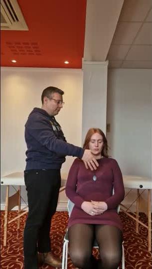 Main posée doucement sur l'épaule et la tête du receveur, phase calme