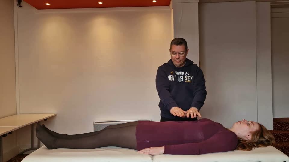 Mains du praticien jointes au-dessus du torse pour refermer le champ