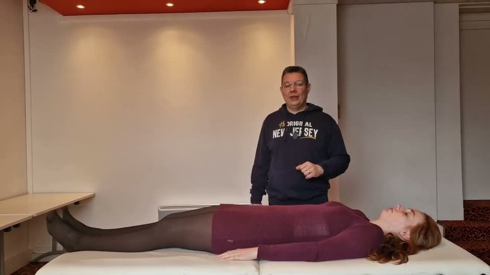 Praticien debout à la tête du receveur, posture centrée