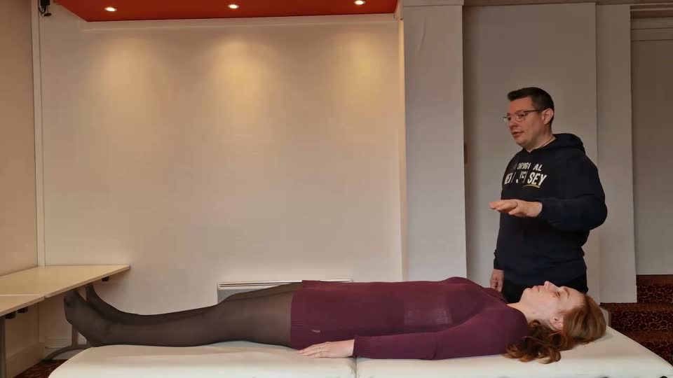 Main tendue au-dessus du buste du receveur pendant le balayage