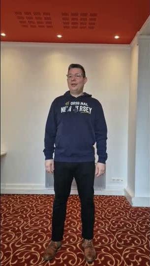 Praticien debout, posture centrée, bras relâchés